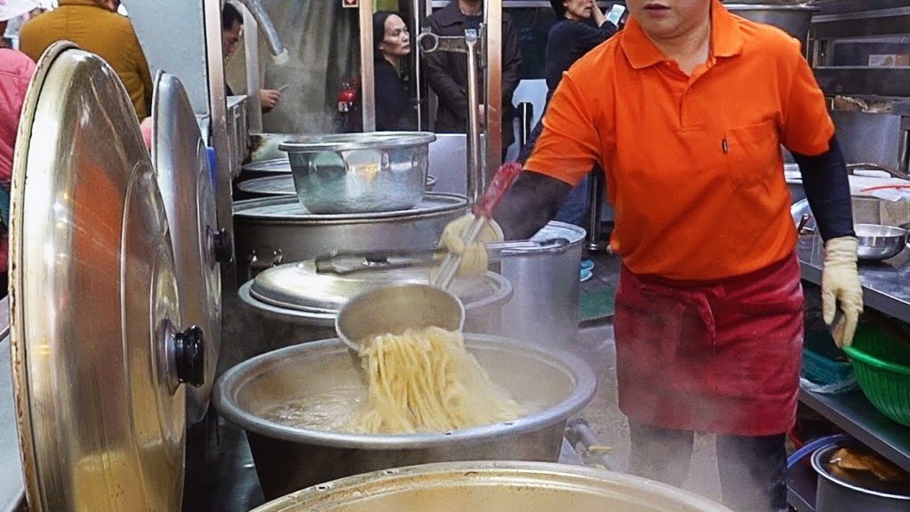 popular Korean Noodle Soup (Kalguksu) - Korean Street Food / 망원시장 칼국수