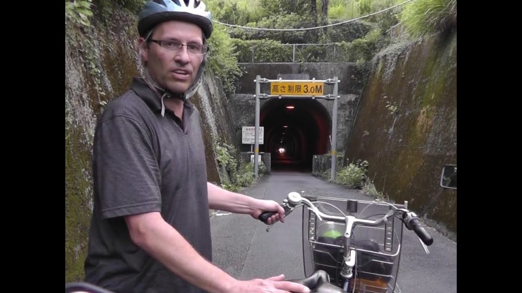 Haunted tunnel story お化けトンネルの物語 - Walking in Japan 日本お化け橋 - 日本のモンスター