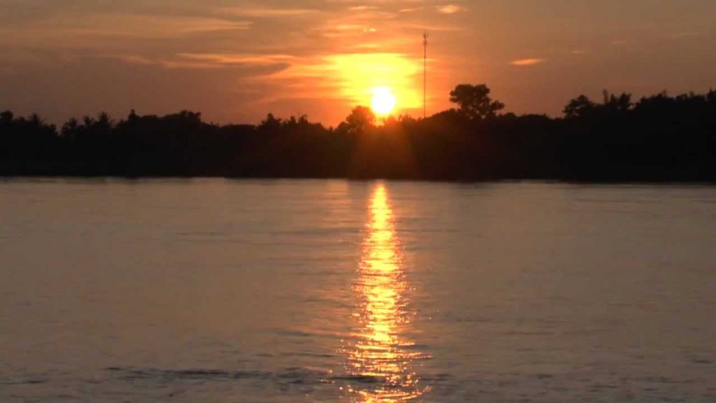 Fireball 2012 　メコン川から火の玉があがった。