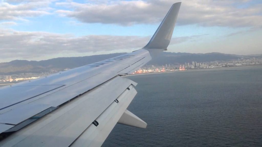 Landing at Kobe airport 神戸空港へ着陸