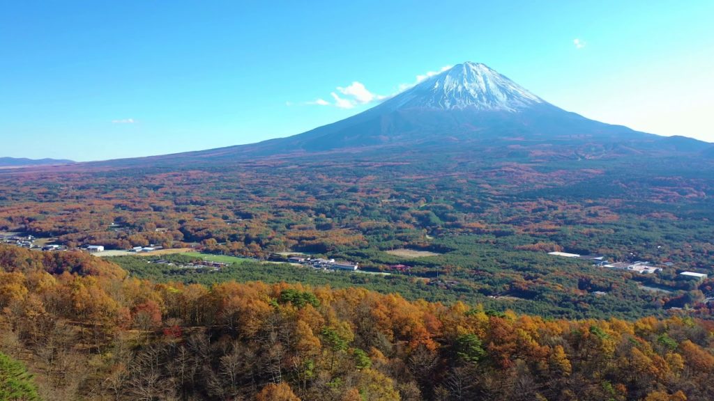 富士山の裾野の紅葉絶景を撮る（ドローン空撮　4k）
