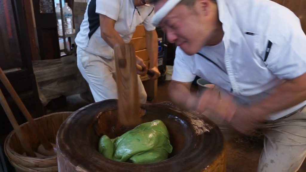 Japanese street food | Ultra High Speed Pound Steamed Rice(Pounding Mochi)