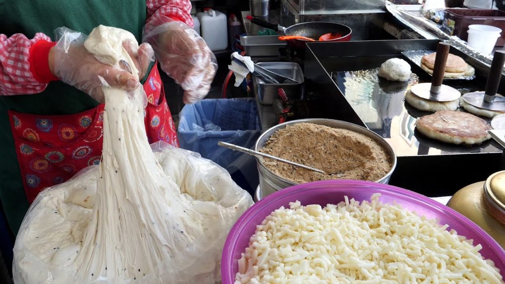 이태원 치즈 호떡 cheese pan-fried sweet pancake – hotteok / korean street food 이태원 치즈 호떡 cheese pan-fried sweet pancake - hotteok / korean street food