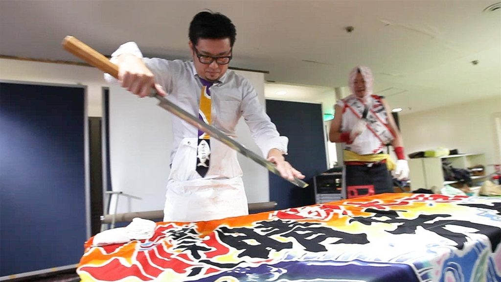 大間のマグロを「エア」解体ショー　あなたには見える？