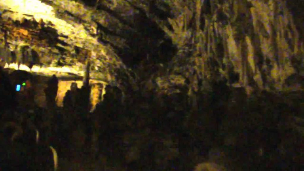 スロベニア　ポストイナ鍾乳洞　トロッコ