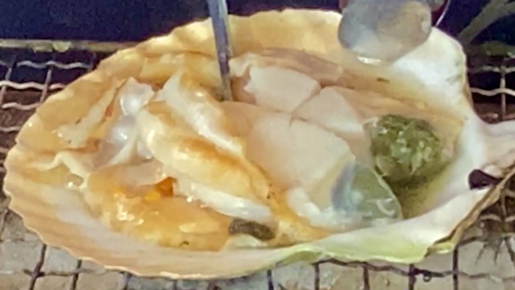 Japanese Street Food - scallop with shell grilled with sake and soy sauce　日本の市場-香ばしい殻付き帆立・お酒と醤油焼き