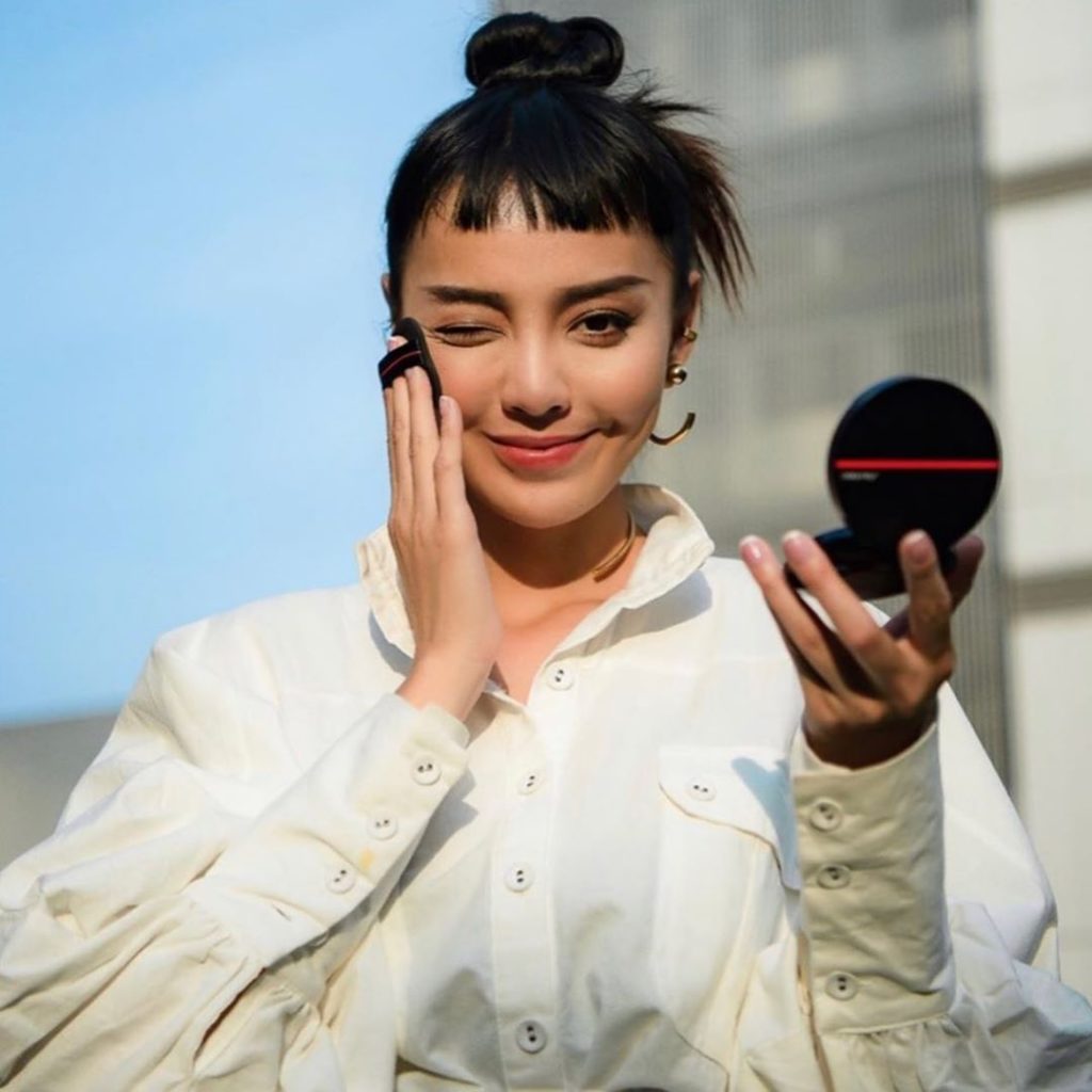 Look good on the go like @kiwileehan using the Synchro Skin Self-Refreshing Cush...
