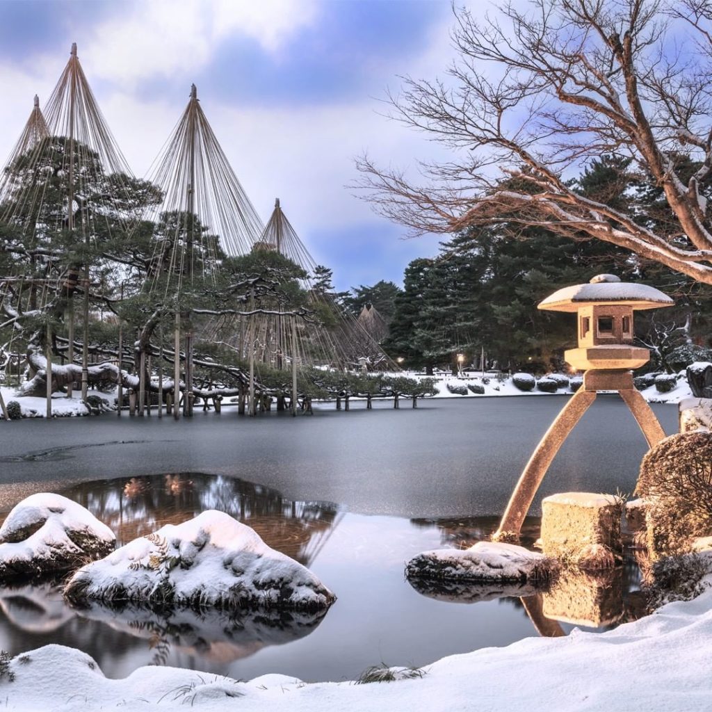 .
In winter, the Kenrokuen Gardens in the Hokuriku region of Japan have a partic...
