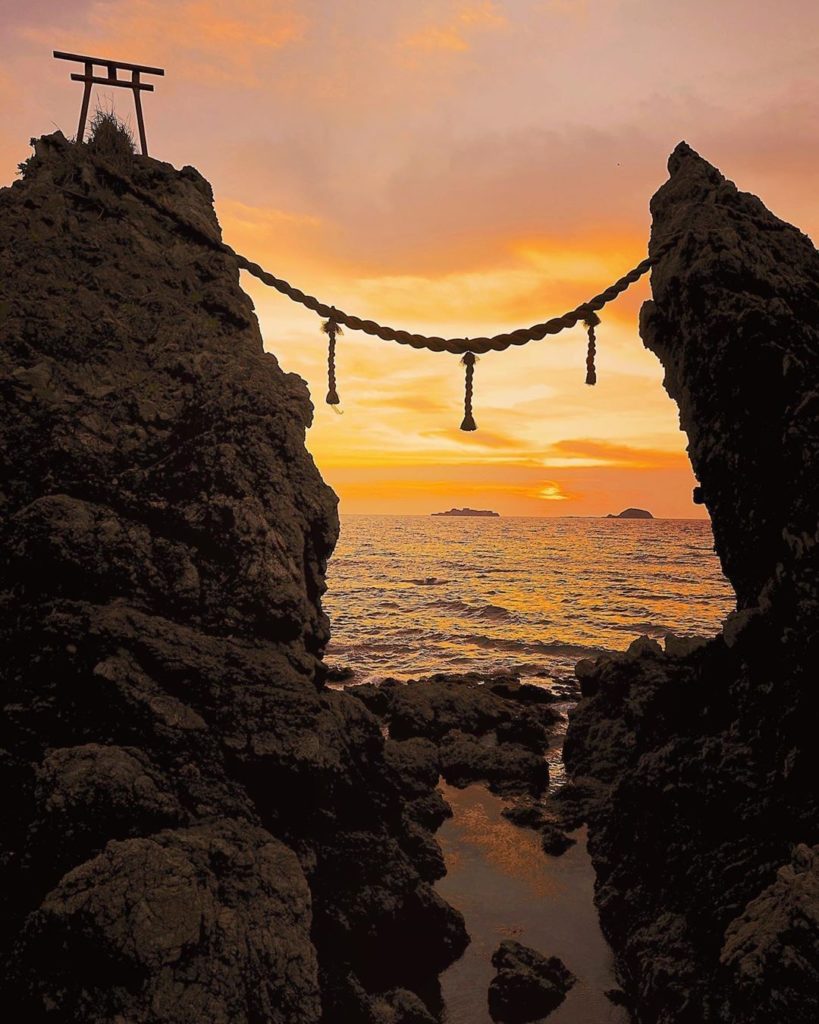 Japan Airline: .
#WorldlyNovember
Sunset between the “Wedded Rocks” of Iseshima.
Formed around … .
#WorldlyNovember
Sunset between the "Wedded Rocks" of Iseshima.
Formed around ...