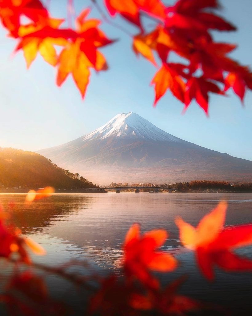 Mount Fuji looks spectacular year round, but we have to admit, she's looking par...
