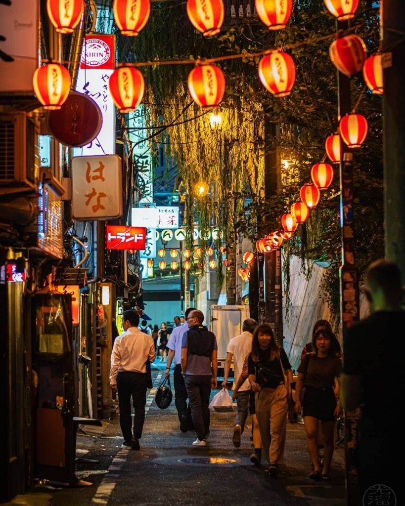 Laneways + lanterns = 
: @coltor_myers
-----⁣⠀
#Tokyo, #Japan
.⁣⠀
.⁣⠀
.⁣⠀
.⁣
#Ja...