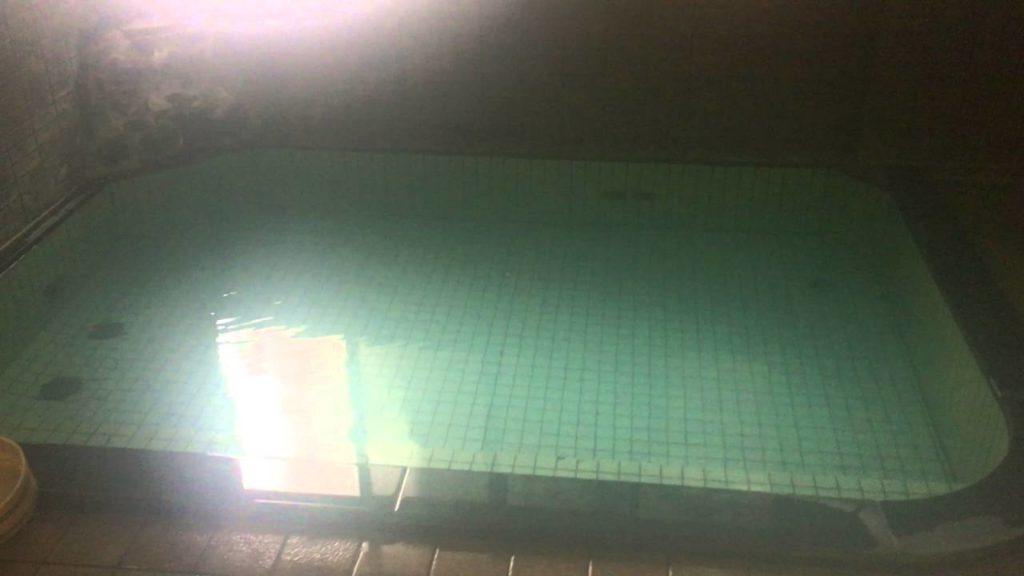 野沢温泉「中島屋旅館」レトロなタイル張りの大浴場