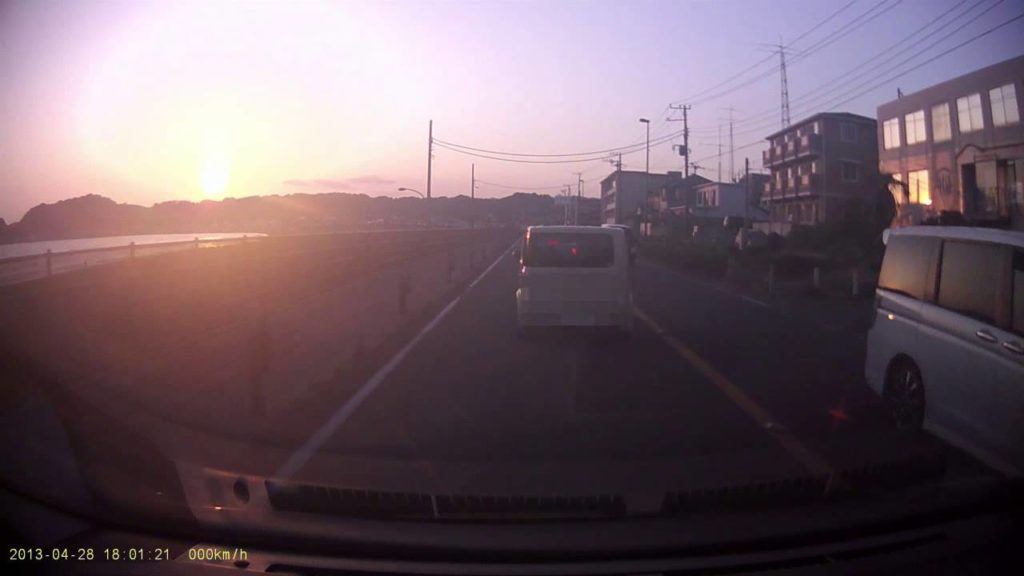 湘南海岸と夕日と渋滞と...海沿いの道路で見る沈む太陽と若者の街並み DR400G-HD