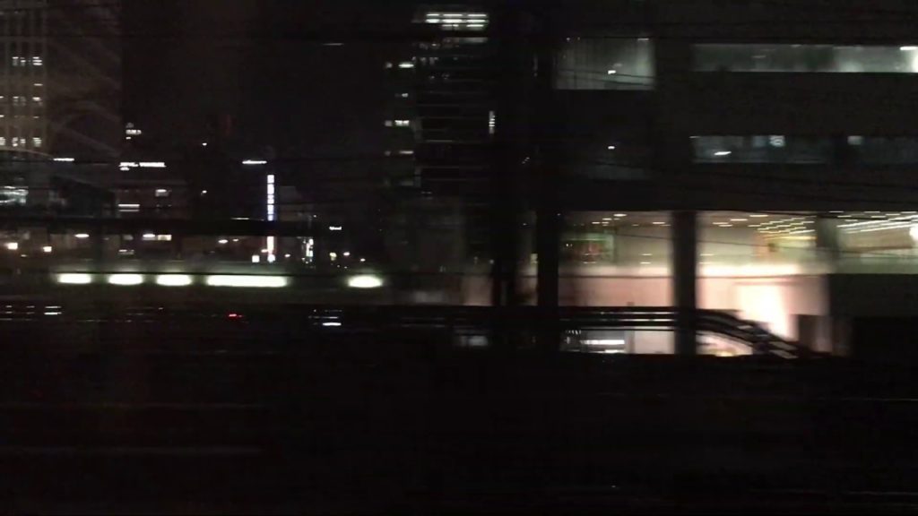 新幹線の静けさと東京の夜景が流れる車窓（東京駅から品川駅）Shinkansen Express from Tokyo to Sinagawa station.