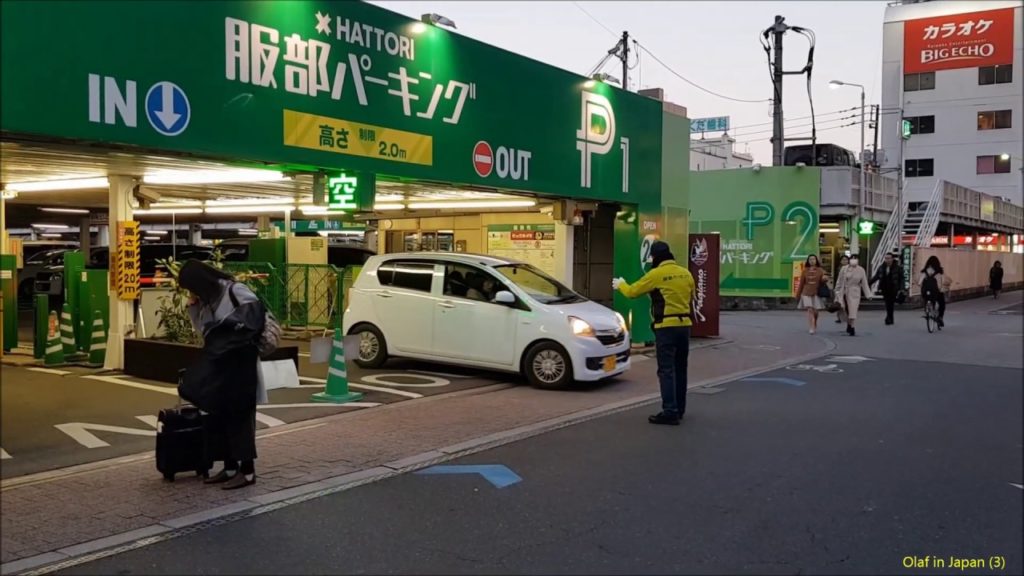2019-03-24 Okayama: 7. 'Winker' an Ein- und Ausfahrt eines Parkhauses /Olaf in Japan (3) Burgen-Tour