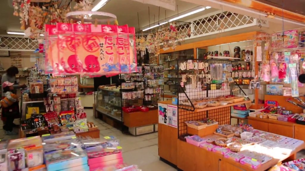 休日で賑わう江ノ島商店街　Enoshima Entrance Street