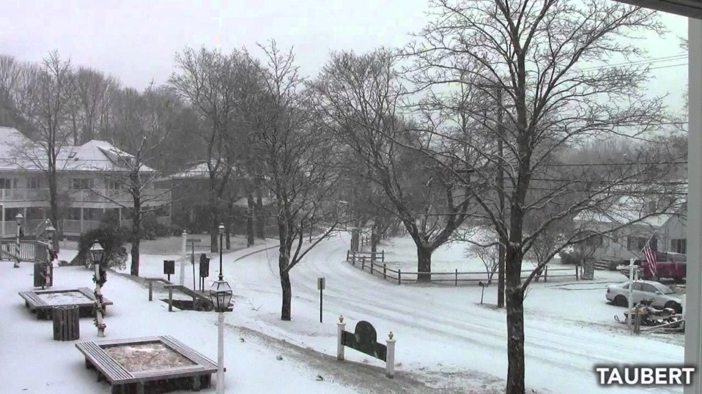 60 Seconds of Snow on Shore Road in Ogunquit, Maine