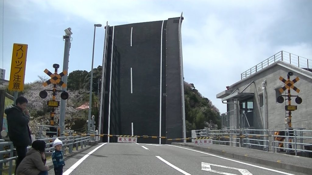 天に向かってそそり立つ手結可動橋　高知・香南