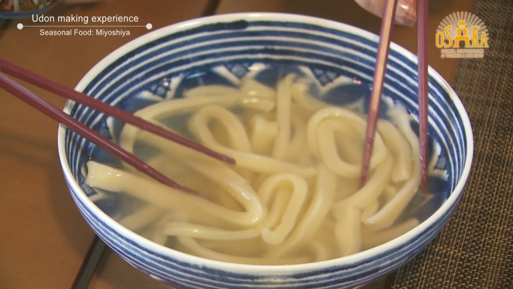 Enjoy Japanese food culture by making "udon", the source of happiness