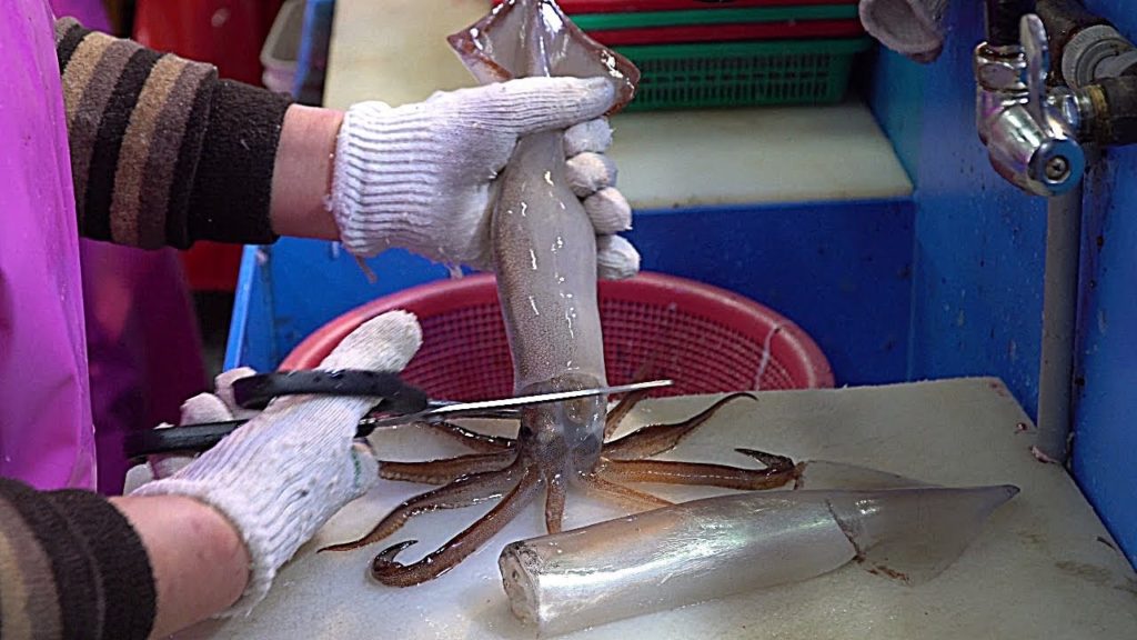 Korean Street Food - Cutting Live Squid