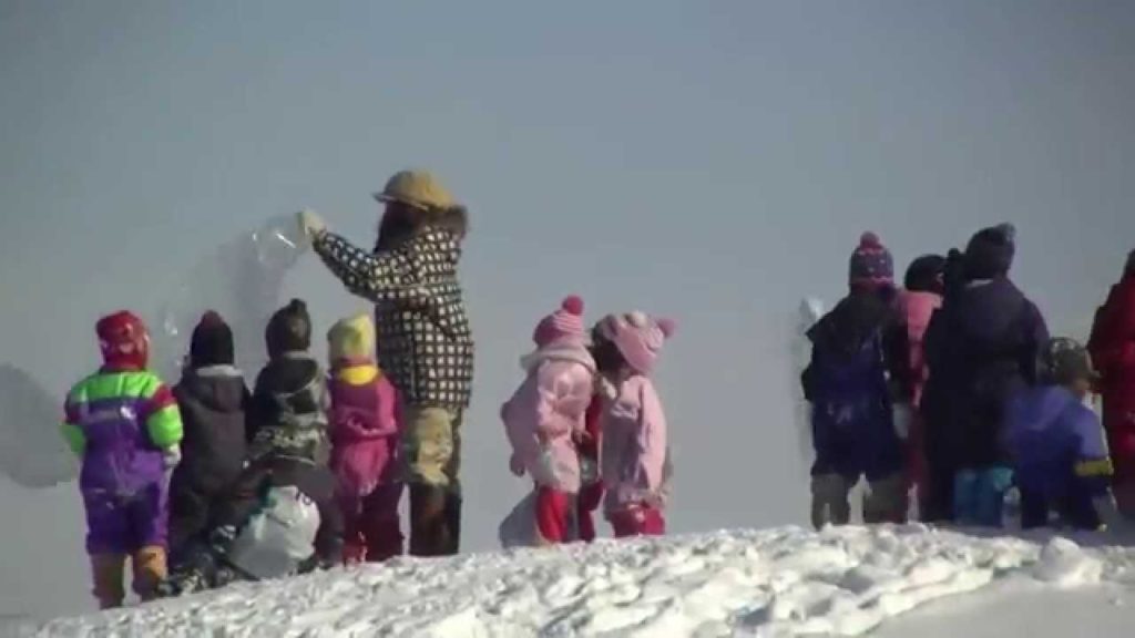 雪山で遊ぶ子供たち-北海道 Children in Hokkaido (snow)