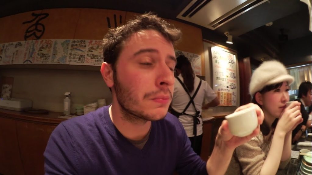 Sushi, birra e sake in un kaiten sushi a Yokohama