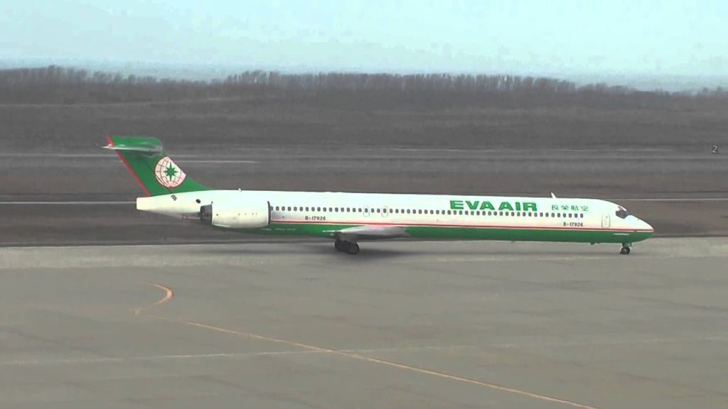 Eva Airways MD-90 at Niigata Airport 2013.3