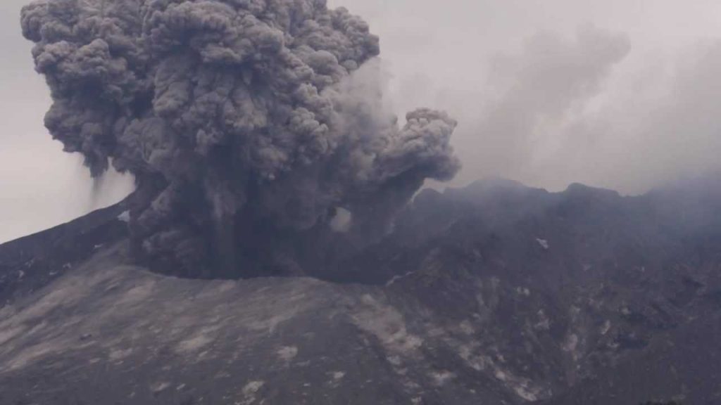 Sakura-jima: strong explosions with shockwaves 桜島火山