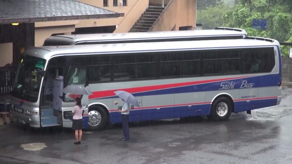 雨の中に乗車・出発するときはどうすれば良いのか？！ ドライバーのお客様への気配り   西肥バス