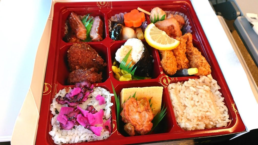 Eat ekiben on the Shinkansen bound for Tokyo 東京行き新幹線車内の駅弁は名古屋名物ばかりだが肉が多く米が不足する:Gourmet Reportグルメレポート Eat ekiben on the Shinkansen bound for Tokyo 東京行き新幹線車内の駅弁は名古屋名物ばかりだが肉が多く米が不足する:Gourmet Reportグルメレポート