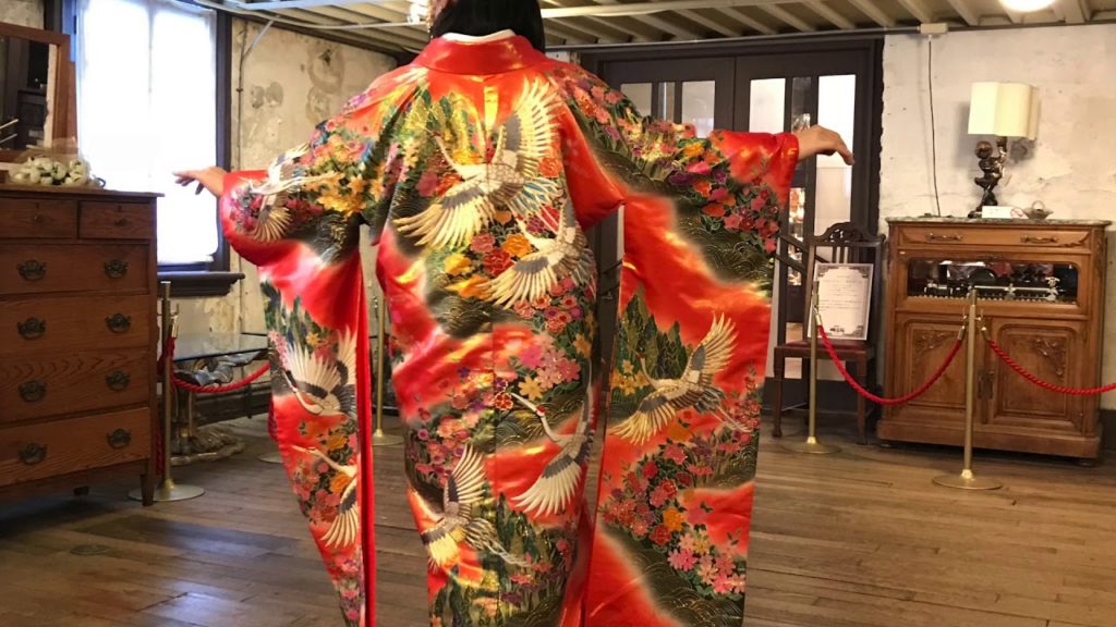 A luxurious bride's costume that you can experience on a Hakodate trip