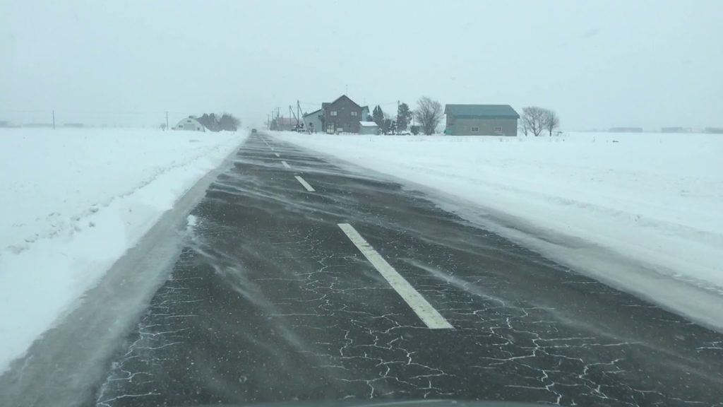 道路上に雲が流れる？雪が降り始め直後の道路が美しい！@北海道札幌市 Clouds flow on the road(Winter), Hokkaido