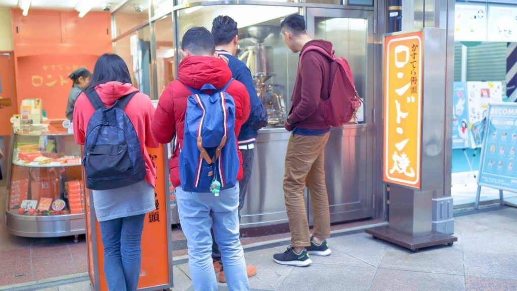 みんな立ち止まる　京都名物ロンドン焼き　カステラ饅頭　The amazing London-yaki machine! Japanese street food!