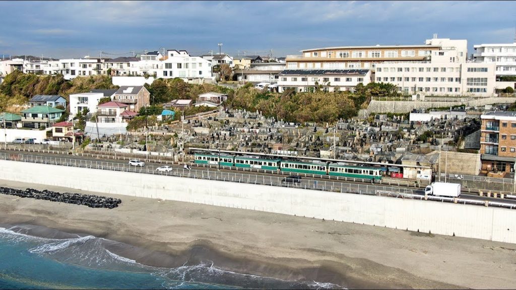 七里ヶ浜と海沿いを走る江ノ電をドローンで空撮！