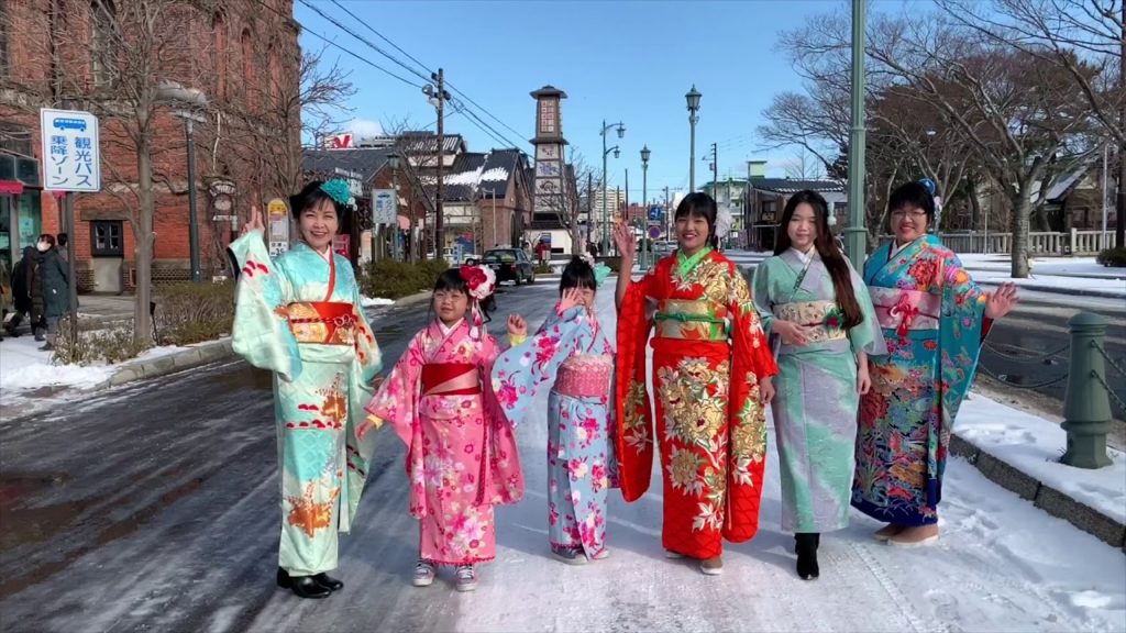 Indonesian beauties enjoyed taking photos on a snowy background on a trip to Hakodate, Hokkaido