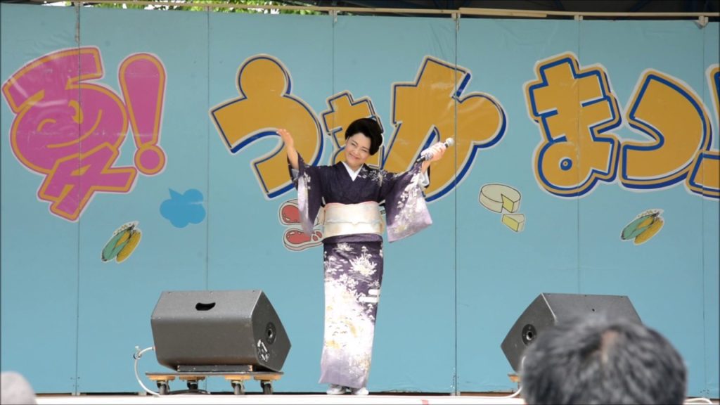 [Abira Town Hokkaido Festival] 山本裕美子 「第９回あびら夏！うまかまつり」後ろにテツandトモの姿が見えました