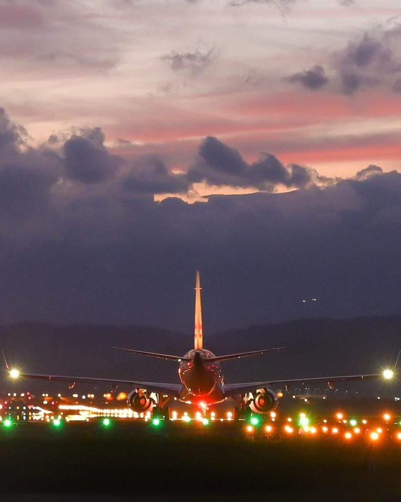 .
Twinkling lights on the winter runway guide the way. #DramaticDecember
.
冬の滑走路...