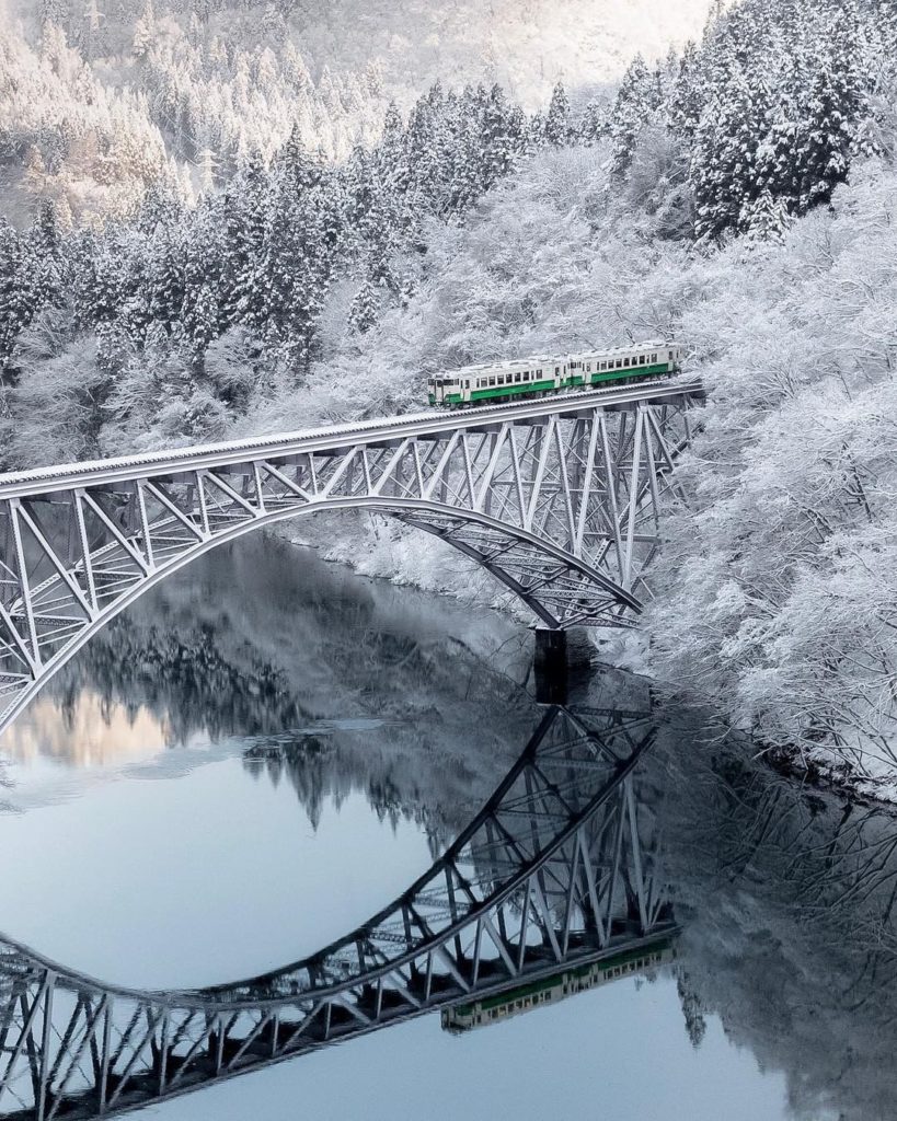 .
Passengers on the Tadami Line are treated to a magnificent view of the silver ...