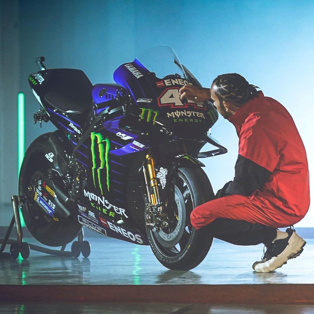 A special moment: meeting his YZR-M1 for the first time.
.
.
#LH44VR46 | #Monste...