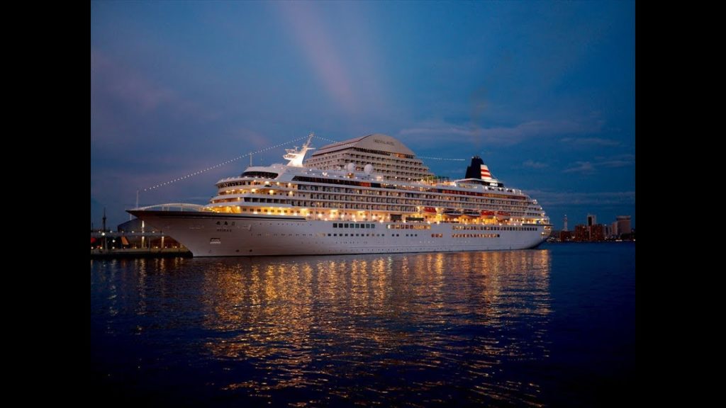 (SONY NEX-VG20) 夕暮れの神戸とクルーズ船 Kobe of dusk. Port town of Japan