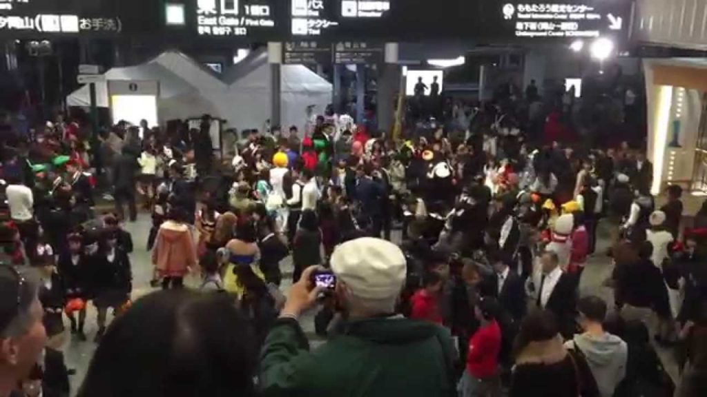 【岡山駅】ハロウィンで賑わう東口広場 Halloween costume at Okayama Station ① 俯瞰編（2015/10/31）