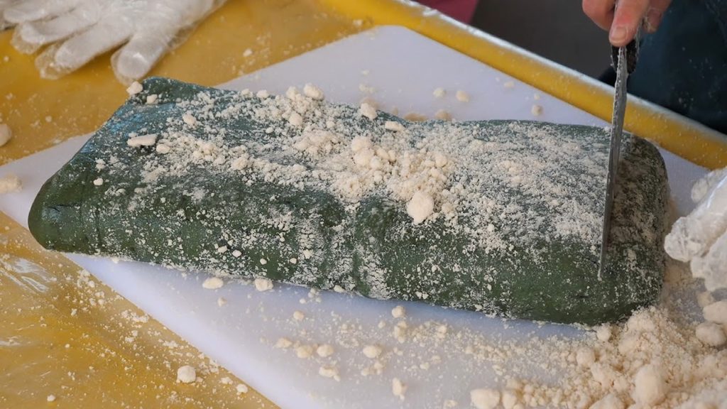 Korean rice cake cutting (Injeolmi) - Korean street food