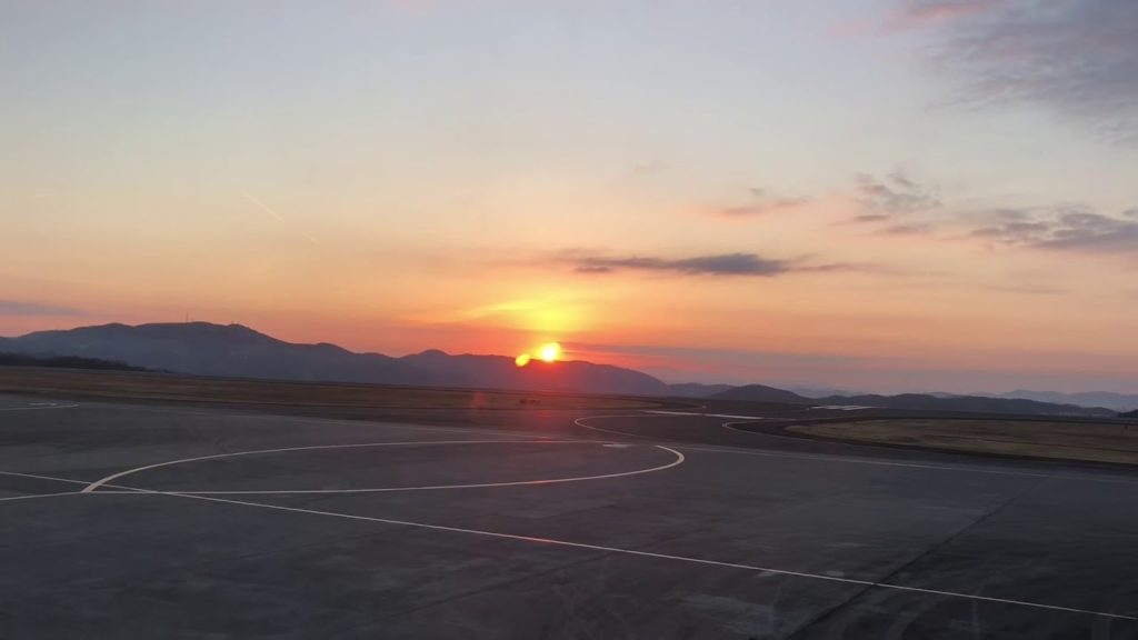 初日の出フライト2019 ANA全日空機内より First Sun Rise Fight 2019 in Japan Airport view from ANA aircraft 初日の出フライト2019 ANA全日空機内より First Sun Rise Fight 2019 in Japan Airport view from ANA aircraft