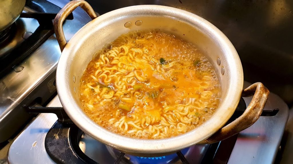 광장시장 냄비라면, 라면은 역시 양은냄비, 신라면, 진라면, 열라면, Korean Ramen, Spicy instant noodles, Korean street food 광장시장 냄비라면, 라면은 역시 양은냄비, 신라면, 진라면, 열라면, Korean Ramen, Spicy instant noodles, Korean street food