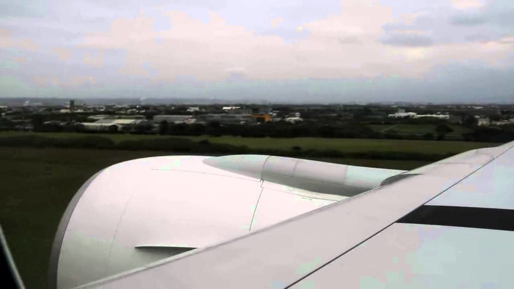 EVA Air Boeing 777-300ER BR870 Landing at Taipei