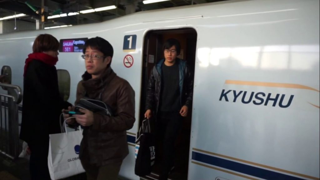 Menunggu KERETA TERCEPAT di HIROSHIMA STATION JAPAN yaitu kereta SHINKANSEN Menunggu KERETA TERCEPAT di HIROSHIMA STATION JAPAN yaitu kereta SHINKANSEN