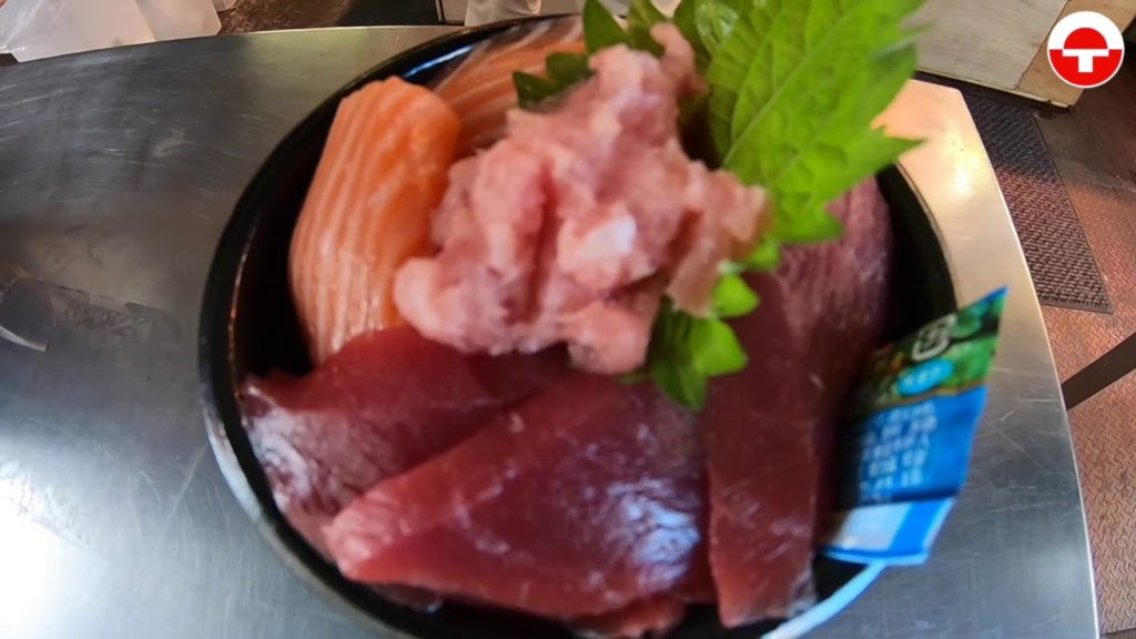 DELICIOUS CHIRASHI AT TSUKIJI MARKET IN TOKYO - STREET FOOD