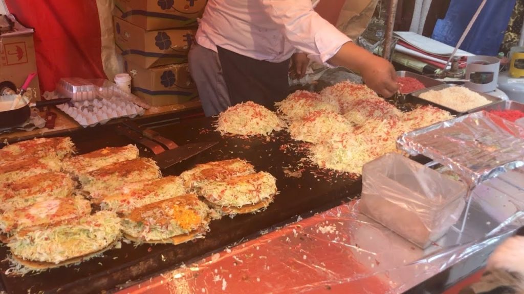 【お祭り】名物屋台・広島風お好み焼き　正月の川崎大師にて　 ジャンクフード B級グルメ　asian japan travel cuisine vegetables vegan vegetarian