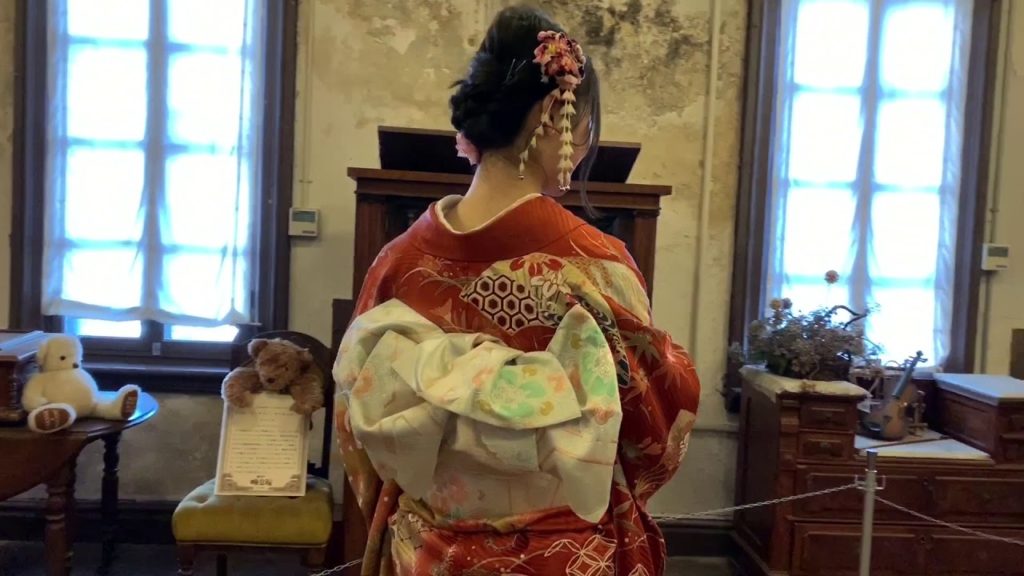 A beautiful Chinese woman enjoyed a kimono experience at Hakodate Meijikan