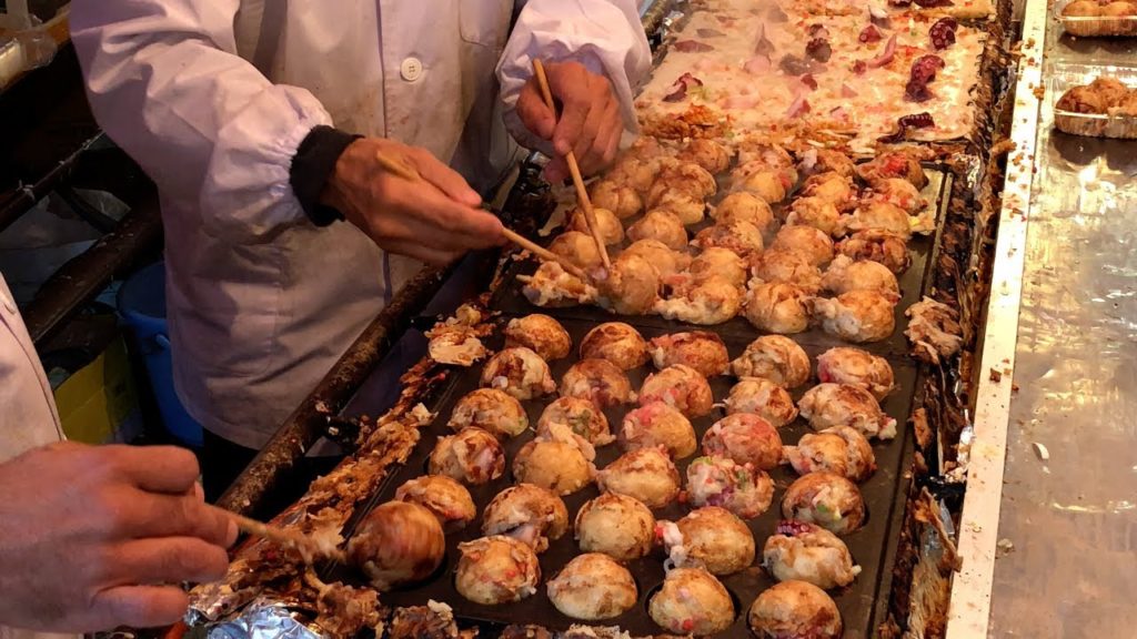 行列のできるジャンボたこ焼き屋台 職人芸　職人技 元旦1/1初詣 Japanese takoyaki  street food japan how to make  takoyaki
